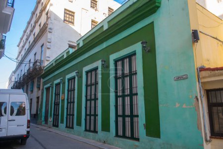 Téléchargez les photos : Bâtiments historiques sur la rue Calle Lamparilla à la rue Calle Cuba dans la Vieille Havane (La Habana Vieja), Cuba. La Vieille Havane est un site du patrimoine mondial de l'UNESCO. - en image libre de droit