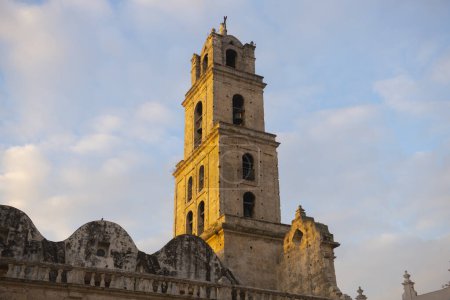 Basílica de San Francisco de Asis (Basílica Menor de San Francisco de Asis) en la Plaza de San Francisco en la Habana Vieja, Cuba. La Habana Vieja es Patrimonio Mundial. 