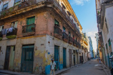 Téléchargez les photos : Bâtiments historiques sur la rue Calle Lamparilla à la rue Calle Habana dans la Vieille Havane (La Habana Vieja), Cuba. La Vieille Havane est un site du patrimoine mondial de l'UNESCO. - en image libre de droit