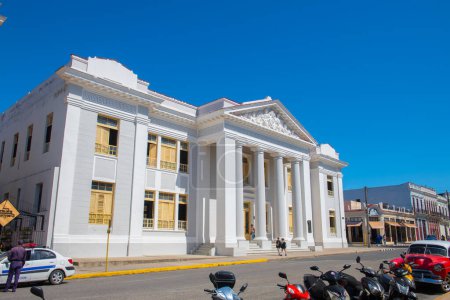 Téléchargez les photos : San Lorenzo College (Colegio de San Lorenzo) au Jose Marti Park dans le centre historique de Cienfuegos, Cuba. Centre historique de Cienfuegos est un site du patrimoine mondial. - en image libre de droit