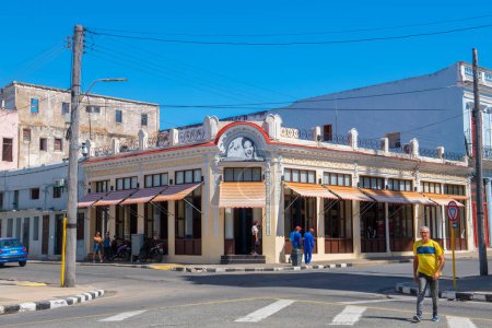 Téléchargez les photos : Bâtiments commerciaux historiques au parc Jose Marti dans le centre historique de Cienfuegos, Cuba. Centre historique de Cienfuegos est un site du patrimoine mondial. - en image libre de droit