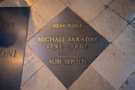 Téléchargez les photos : Mémorial de Faraday à l'abbaye de Westminster. L'église est classée au patrimoine mondial de l'humanité à côté du palais de Westminster dans la ville de Westminster à Londres, Royaume-Uni. - en image libre de droit