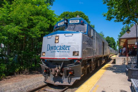 Téléchargez les photos : Locomotive Amtrak Downeaster General Motors EMD F40PH à la gare d'Exeter au 60 Lincoln Street dans le centre historique d'Exeter, New Hampshire NH, USA. - en image libre de droit