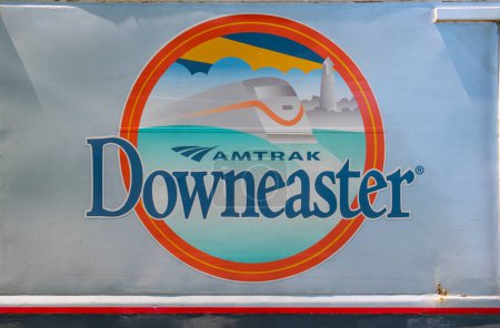 Téléchargez les photos : Amtrak Downeaster signe sur la locomotive à la gare d'Exeter en été au 60 Lincoln Street dans le centre-ville historique d'Exeter, New Hampshire NH, États-Unis. - en image libre de droit