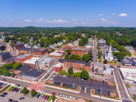 Téléchargez les photos : Hudson vue aérienne du centre historique de la ville, y compris l'église unitarienne Marlborough et l'hôtel de ville sur Main Street à Hudson, Massachusetts MA, USA. - en image libre de droit