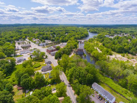 Nashua River und Damm am Fluss bei Pepperell historischen Stadtzentrum Luftaufnahme im Sommer, Stadt Pepperell, Massachusetts MA, USA.