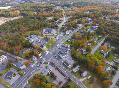 Vista aérea del centro histórico de Bellingham en otoño, incluyendo Old Town Hall y First Baptist Church en Main Street en la ciudad de Bellingham, Condado de Norfolk, Massachusetts MA, EE.UU.. 