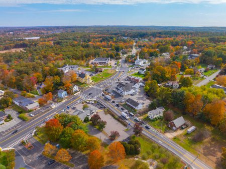 Vista aérea del centro histórico de Bellingham en otoño, incluyendo Old Town Hall y First Baptist Church en Main Street en la ciudad de Bellingham, Condado de Norfolk, Massachusetts MA, EE.UU.. 