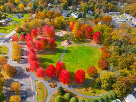 Bandstand vista aérea en Bellingham Town Común en otoño con árboles de arce en el fondo, ciudad histórica de Bellingham, Condado de Norfolk, Massachusetts MA, EE.UU.. 