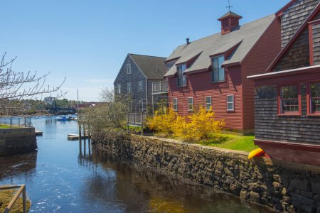 Wohnhäuser am Wasser im historischen Stadtzentrum von Manchester-by-the-Sea, Cape Ann, Massachusetts MA, USA. 