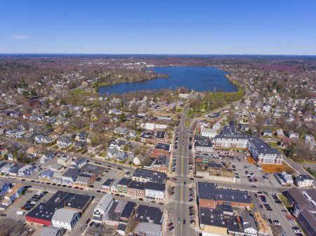 Centre-ville historique de Wakefield et lac Quannapowitt vue aérienne sur la rue Main à Wakefield, Massachusetts MA, USA. 