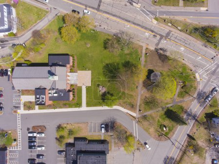 Tewksbury Town Hall Luftaufnahme im Frühjahr an der 1009 Main Street on Town Common im historischen Stadtzentrum von Tewksbury, Middlesex County, Massachusetts MA, USA. 