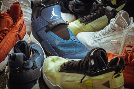 Téléchargez les photos : Bangkok, Thaïlande - Dec 17, 2022 - Vue détaillée de la collection de chaussures de basket de la série Nike Air Jordan a été placée sur la pelouse. Ensemble de baskets de la marque Air Jordan "Jumpman", mise au point sélective. - en image libre de droit