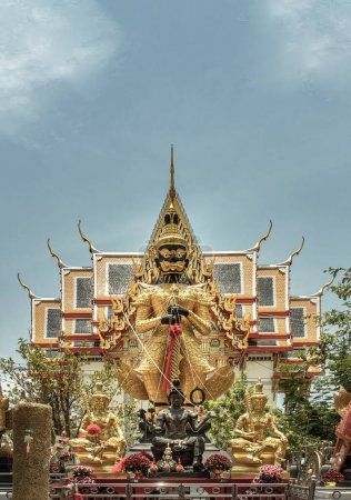 Foto de Samut Songkram, Tailandia Apr 3, 2023 - La escultura más grande de Thao Wessuwan o las estatuas gigantes de Vasavana Kuvera son el Señor de las bestias gigantes consagradas en el templo budista de Wat Chulamanee. Thao Wessuwan ayuda a la gente a tener suerte, riqueza, éxito y protección - Imagen libre de derechos