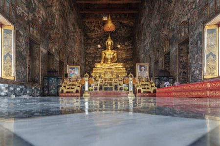 Téléchargez les photos : Bangkok, Thaïlande 18 avril 2023 - La statue de Bouddha d'or ou image de Bouddha d'or dans le monastère au célèbre Suthat Thepwararam Ratchaworamahawihan Temple bouddhiste. Focus sélectif. - en image libre de droit