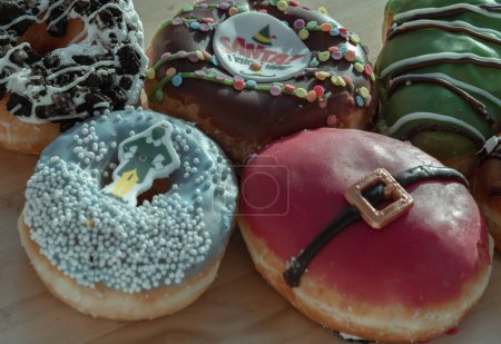 Foto de Muchos Donuts esmaltados colocados en la tabla de cortar de madera. El concepto de deliciosos y deliciosos donuts acristalados increíbles, Espacio para el texto, enfoque selectivo. - Imagen libre de derechos