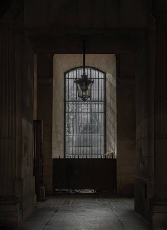 Foto de Francia, París - Jan 03, 2024 - Sunshine Through arched window alcove and lamp to The Louvre couryards. Luz y sombra, Espacio para texto, Enfoque selectivo. - Imagen libre de derechos