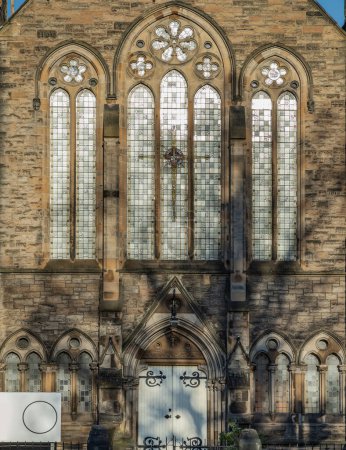 Edinburgh, Schottland-Jan 17, 2024 - Die Sonne scheint durch den Glasfensterrahmen und die alte Mauer Außenarchitektur der Kathedrale Kirche. Raum für Text, selektiver Fokus.