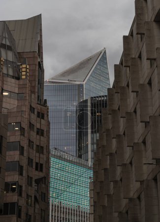 London, Großbritannien - 15. Februar 2024 - Architektonisches Design des Skalpells und anderer Gebäude an der Minching Lane in der City of London. Kopierraum, selektiver Fokus.