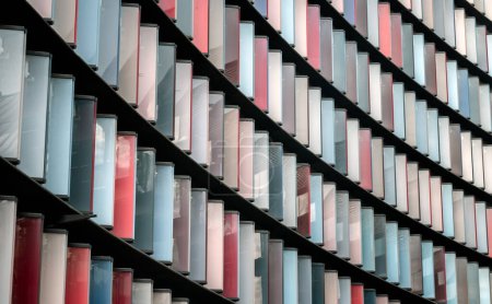 London, Großbritannien - 27. Februar 2024 - Bunte Paneele an der Außenfassade des modernen Bürogebäudes der Mizuho Bank (2 New Ludgate) in London. Abstrakte mehrfarbige moderne Architektur, Blockfenster, Raum für Text, Selektiver Fokus.