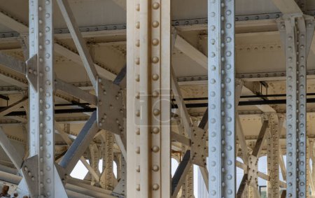 London, Großbritannien - 27. Februar 2024 - Detail der Konstruktion und der Eisenkonstruktion unter der Southwark Bridge über die Themse in London. Raum für Text, selektiver Fokus.