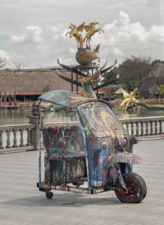 Bangkok, Thailand - 16 Jun, 2023 - Öl- und Acrylgemaltes Design auf auf der Straße geparkten Tuk-Tuk-Fahrzeugen, die sich halbieren (Thailand Car Scooter). Bunt mit Thai Street Art, Raum für Text, selektiver Fokus.