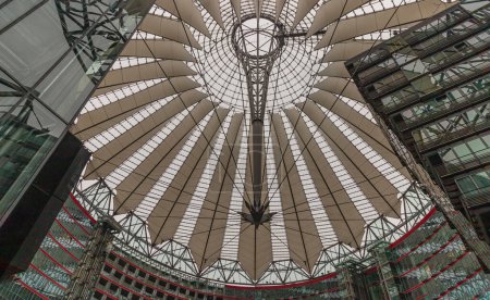 Foto de Berlín, Alemania - 19 / 12 / 2023 - El techo de cristal del centro de Sony es un complejo de edificios ubicado en la plaza Potsdamer Platz. Construcción de un techo de carpa futurista tipo rumbrella es arquitectura contemporánea en el distrito de Tiergarten, Berlín-Mitte. - Imagen libre de derechos