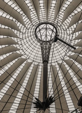 Foto de Berlín, Alemania - 19 / 12 / 2023 - El techo de cristal del centro de Sony es un complejo de edificios ubicado en la plaza Potsdamer Platz. Construcción de un techo de carpa futurista tipo rumbrella es arquitectura contemporánea en el distrito de Tiergarten, Berlín-Mitte. - Imagen libre de derechos