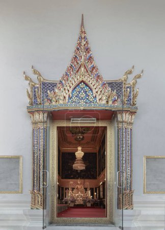 Nonthaburi, Tailandia - 21 de diciembre de 2019 - La imagen de Buda o estatua de Buda en Phra ubosot en Wat Poramaiyikawas Worawihan, es la arquitectura tailandesa antigua y tradicional desde el rey Chulalongkorn el Grande (Rama V). Espacio para texto, enfoque selectivo.