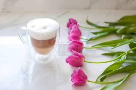 Café de la mañana con un ramo de tulipanes en primavera