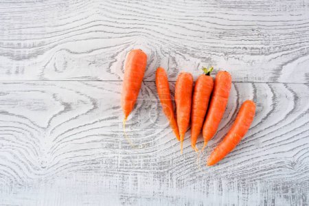 Téléchargez les photos : Fond de carottes fraîches sur table en bois - en image libre de droit