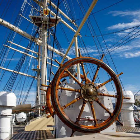 Foto de Rueda vintage de madera del barco, timón del barco de vela - Imagen libre de derechos