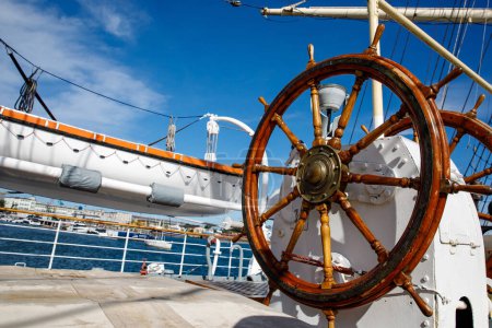 Téléchargez les photos : The wooden helm of a sailing ship - en image libre de droit