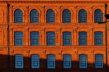 Foto de Red brick facade of the factory - Imagen libre de derechos
