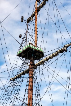 Téléchargez les photos : Sailing ship mast with rigging and cables against the sky - en image libre de droit