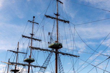 Téléchargez les photos : Masts and rigging of sail vessel on a sky background - en image libre de droit