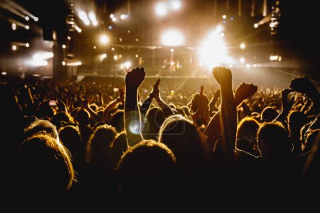 Foto de Silhouette of a happy crowd with hands up during a big rock concert - Imagen libre de derechos
