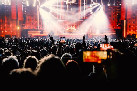 Téléchargez les photos : People with mobile phones record a music concert - en image libre de droit