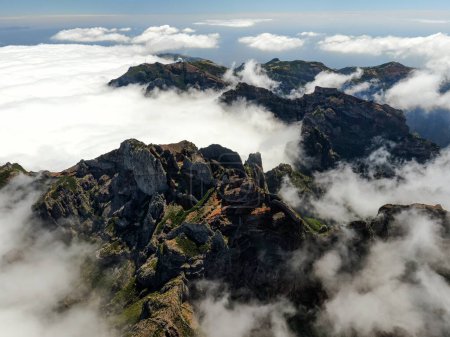 Drohnenblick auf das Madeira-Gebirge Pico do Arieiro, Portugal. Felsige Gipfel über den Wolken