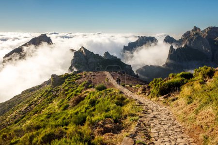 Senderismo por la isla de Madeira. El sendero alrededor de las montañas de la isla - Pico do Arieiro