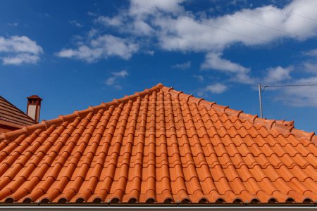 Foto de Azulejos rojos paneles de techo bajo el cielo azul - Imagen libre de derechos