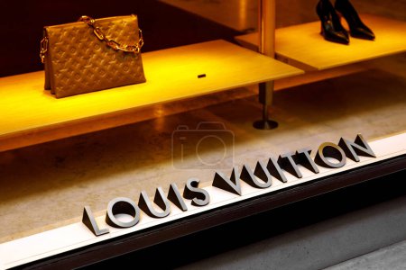 Foto de Florencia, Italia - 27 de marzo de 2023: Logotipo de Louis Vuitton en el escaparate de la tienda - Imagen libre de derechos