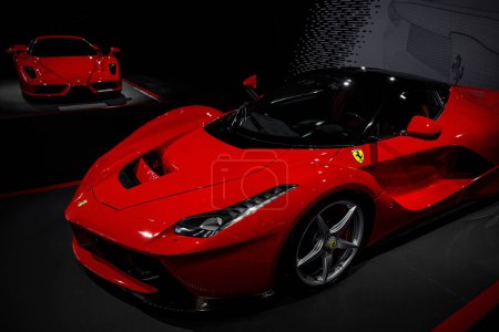 Foto de Maranello, Italia - 01 de abril 2023: lujo elegante Ferrari superdeportivo rojo sobre fondo oscuro - Imagen libre de derechos