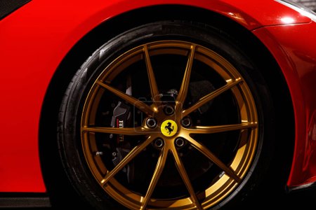 Téléchargez les photos : Maranello, Italie - 01 avril 2023 : Gros plan sur la roue d'une voiture de sport Ferrari - en image libre de droit