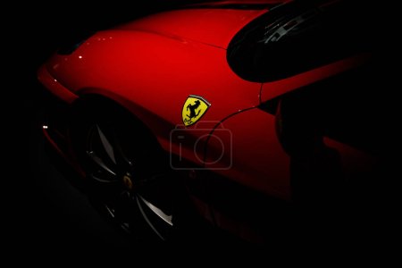 Foto de Maranello, Italia - 01 de abril de 2023: logotipo de Ferrari en el coche de lujo rojo - Imagen libre de derechos