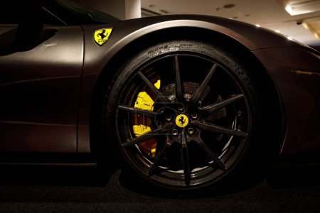 Téléchargez les photos : Maranello, Italie - 01 avril 2023 : Gros plan sur Ferrari voiture de luxe avec disque métallique et freins colorés - en image libre de droit