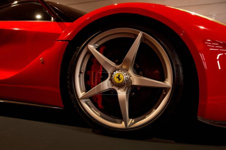 Foto de Maranello, Italia - 01 de abril de 2023: Acercamiento de una rueda de un coche deportivo Ferrari - Imagen libre de derechos