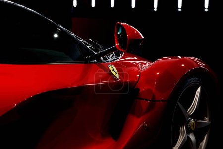 Foto de Maranello, Italia - 01 de abril de 2023: Vista lateral de un automóvil deportivo Ferrari rojo con un cuerpo y un espejo aerodinámicos - Imagen libre de derechos