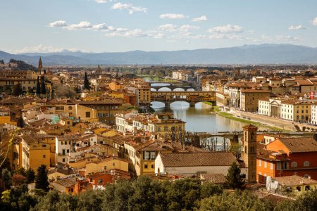 Foto de Puente Vecchio y río Arno, antiguo paisaje urbano de Florencia Italia - Imagen libre de derechos