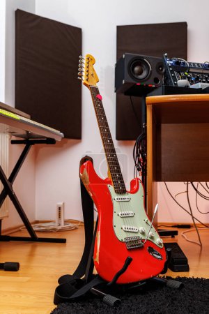Foto de Inicio estudio, estudio de producción musical con American vintage 62 Fiesta guitarra roja - Imagen libre de derechos